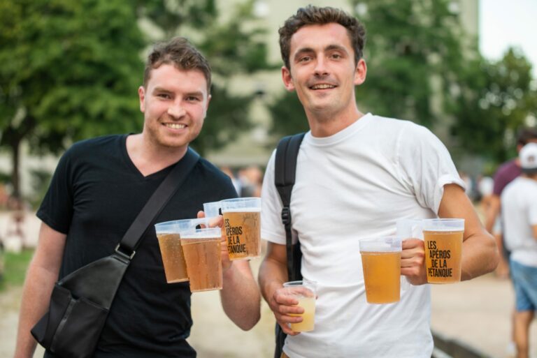 amis avec des boissons dans les mains