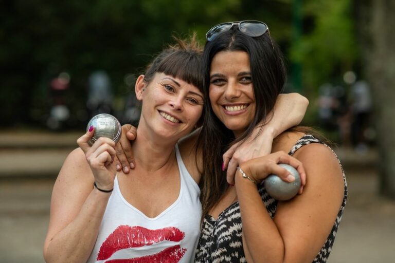 deux femmes jouant à la pétanque