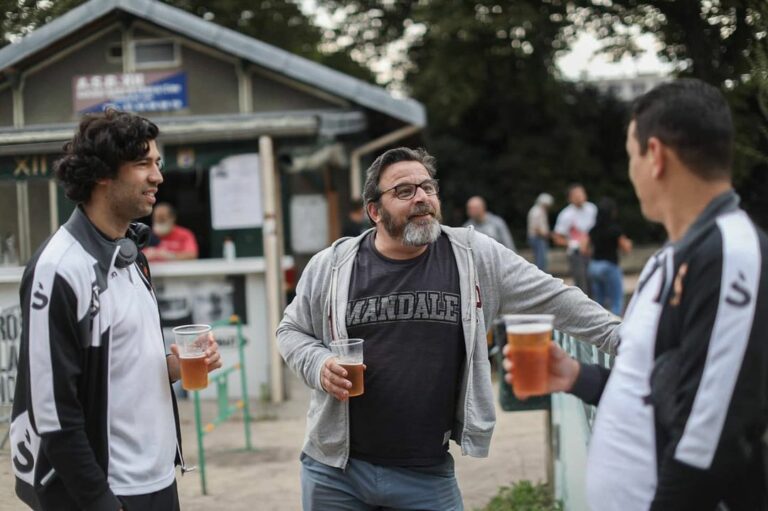 trois hommes en pleine conversation