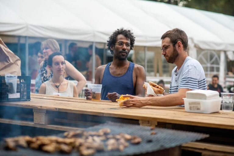 deux hommes qui discutent à la buvette
