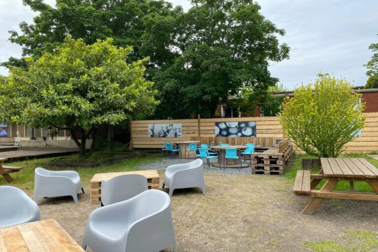 tables et chaises pour s'asseoir