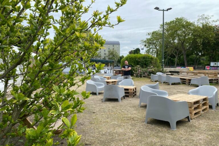 tables et chaises pour s'asseoir