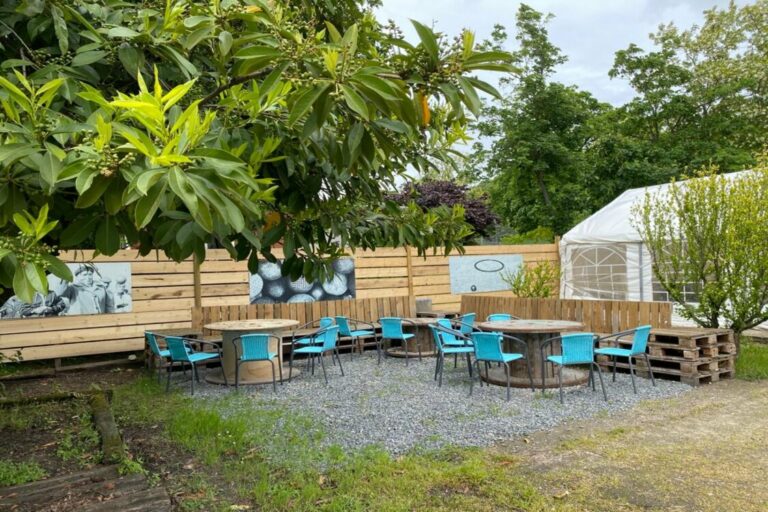 tables et chaises pour s'asseoir