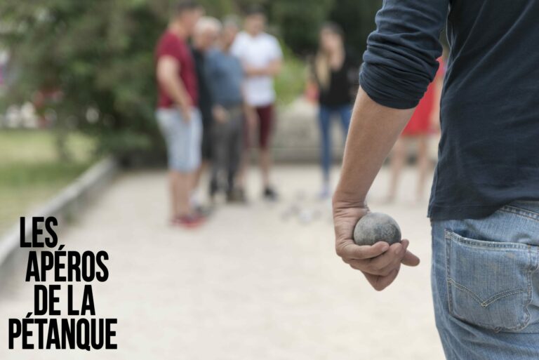 homme tenant une boule de pétanque