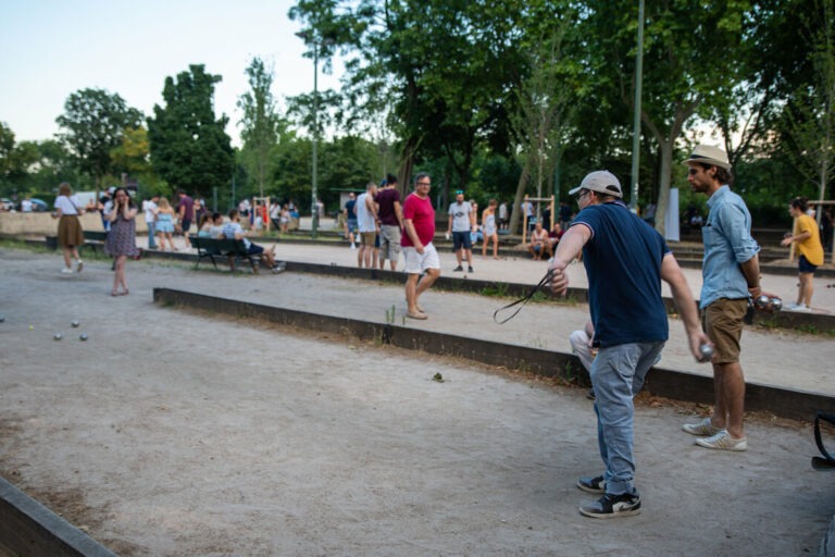 homme qui tire sa boule de pétanque