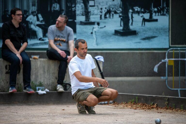 homme qui s'apprête à tirer